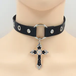Detail eines gotischen schwarzen Leder-Chokers mit Silberring und Kreuzanhänger