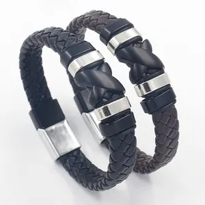 Detail von schwarz-braunen Lederarmbändern mit silbernen Magnetverschlüssen