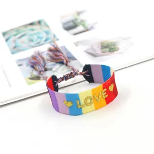 Regenbogen-Freundschaftsarmband mit goldener LOVE-Stickerei und bunten Quasten