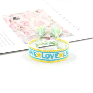 Handgewebtes Armband mit blauen LOVE-Buchstaben, gelben Sternen und bunten Quasten