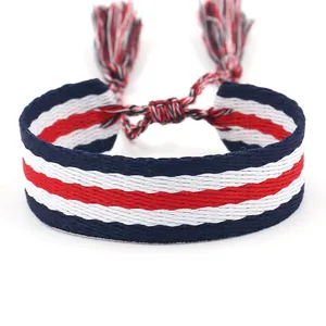 Pulsera tejida étnica con rayas rojas, blancas y azules y cierre de borla suave