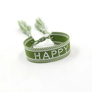 Λεπτομέρεια υφαντού πράσινου βραχιολιού HAPPY με φούντες και ρυθμιζόμενο κλείσιμο