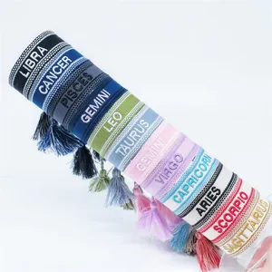 Braccialetti dell'amicizia intrecciati a mano con segni zodiacali e nappe colorate
