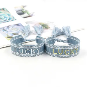 Σετ από δύο γαλάζια υφαντά βραχιόλια Lucky με χρυσές και ασημένιες χάντρες και φούντες