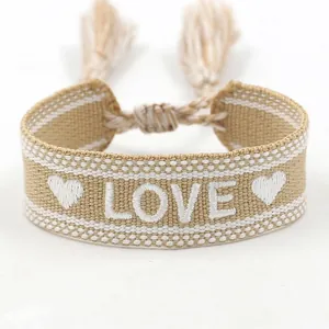 Pulsera bohemia de algodón tejido con letras LOVE bordadas y motivos de corazones