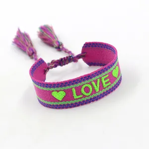 Pulsera de la amistad tejida a mano con bordado LOVE verde y borlas ajustables