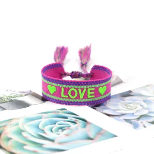 Pulsera de la amistad tejida a mano rosa con bordado LOVE verde y borlas ajustables
