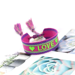 Pulsera de la amistad tejida a mano con bordado LOVE rosa y borlas de colores