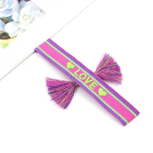 Pulsera de la amistad tejida a mano con bordado LOVE y borlas de colores