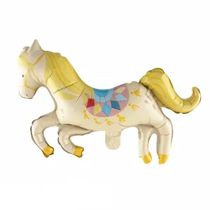Ballon en aluminium de petit cheval de cirque avec sabots dorés et selle colorée
