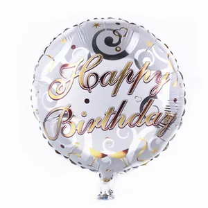 Détail du texte Happy Birthday et du motif verre de vin sur un ballon en aluminium