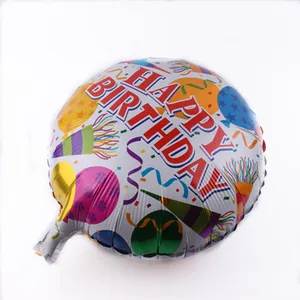 Détail d'un ballon d'anniversaire rond en aluminium argenté avec motifs et texte colorés