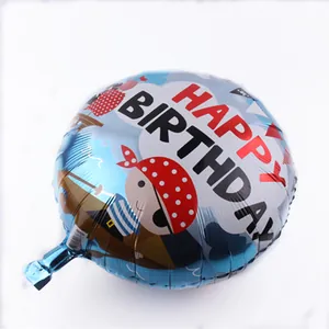 Détail d'un ballon d'anniversaire pirate bleu avec texte Happy Birthday et motif de dessin