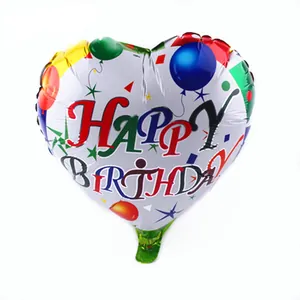 Gros plan détaillé d'un ballon en aluminium blanc en forme de cœur Happy Birthday