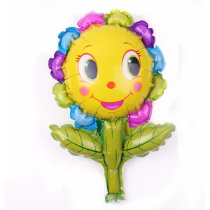 Detailansicht eines bunten Mini-Sonnenblumen-Folienballons mit lachendem Gesicht für Partys