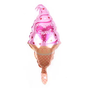 Detailansicht eines rosa Eiscreme-Folienballons mit Sweet-Aufdruck für Partydekoration