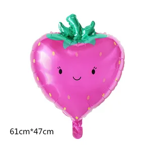 Détail du ballon fraise rose en aluminium avec smiley, dimensions 61cm x 47cm