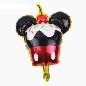 Détail d'un ballon en aluminium Mickey Mouse en forme de cupcake pour fête de bébé