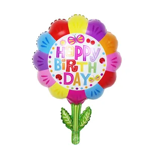 Détail d'un ballon fleur en aluminium coloré avec imprimé Happy Birthday et papillons