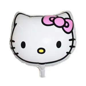 Détail d'un ballon en aluminium pour fête de bébé avec un chaton blanc et nœud rose