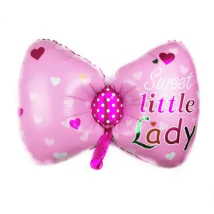 Détail d'un ballon nœud rose en aluminium avec texte Sweet Little Lady et cœurs