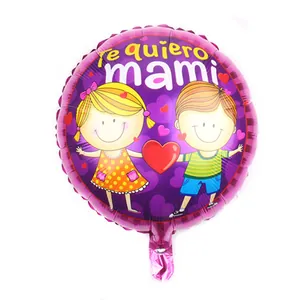 Détail d'un ballon en aluminium violet avec illustration d'enfants et texte mami