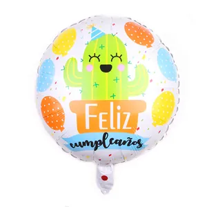 Détail d'un ballon rond en aluminium avec cactus de dessin animé et motifs colorés