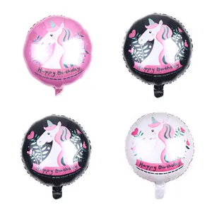 Détail de quatre ballons licorne en aluminium rose, noir et blanc pour anniversaire