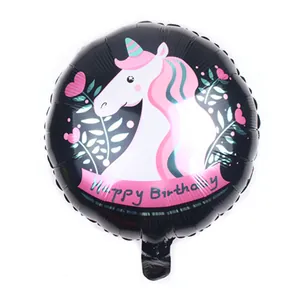 Détail d'un ballon rond en aluminium licorne noire avec texte Happy Birthday et motifs cœurs