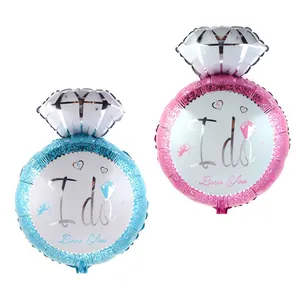 Détail de ballons en aluminium en forme de bague diamant avec texte I Do et Love You