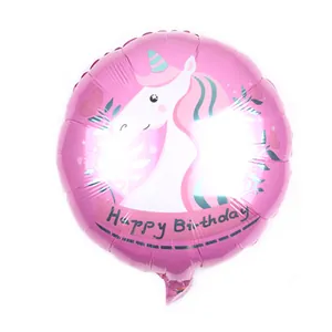Détail d'un ballon licorne rose avec bannière Happy Birthday et décor de feuilles