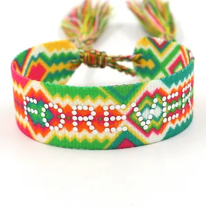 Πολύχρωμο πλεκτό βραχιόλι φιλίας με κείμενο FOREVER και ζωντανές φούντες με κόμπο