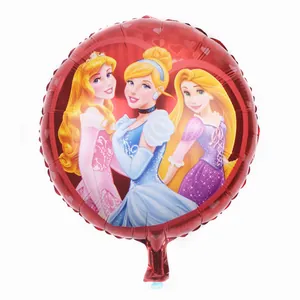 Detail eines runden roten Alufolienballons mit buntem Prinzessinnen-Druck und Metall-Textur
