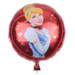 Nahaufnahme eines runden roten Folienballons mit Cinderella-Druck für Partys