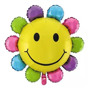 Dettaglio di un palloncino in alluminio a girasole colorato con faccina per feste