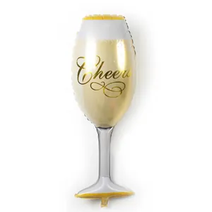 Dettaglio del palloncino in alluminio a calice di champagne dorato con scritta Cheers