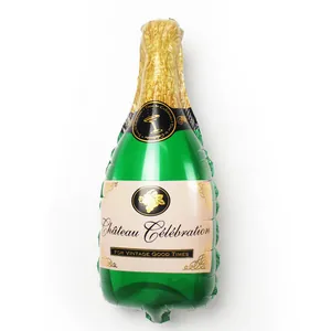 Dettaglio del palloncino in alluminio a forma di champagne con etichetta Celebration