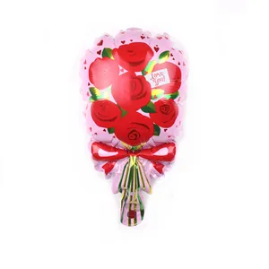 Detailopname van hartvormige ballonboeket met rode rozen en Love You tekst