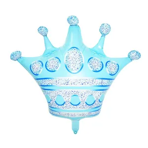 Dettaglio del palloncino a corona in alluminio blu cielo con pois bianchi per feste