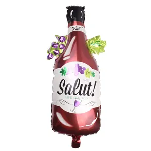 Detalle de globo de helio botella de vino con texto Salut y uvas para decoro de fiestas