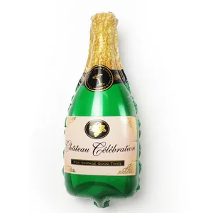 Detalle de globo de botella de champán con cuello dorado y texto de celebración vintage