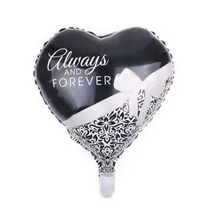 Vue détaillée du ballon en forme de cœur avec inscription Always and Forever et ruban