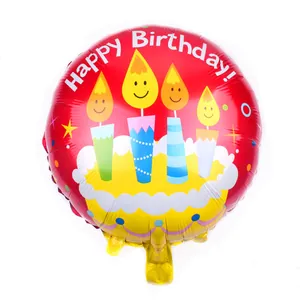 Détail d'un ballon d'anniversaire rouge en aluminium avec motif gâteau festif