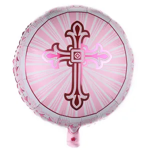 Close-up van een roze ronde folieballon met decoratief kruis voor doopfeestversiering