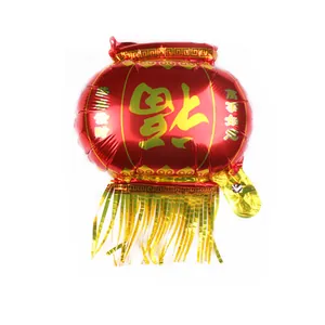 Rode feestelijke folieballon in lantaarnvorm met gouden franjes en Chinese karakters