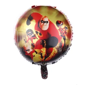 Detail van een ronde folieballon met The Incredibles personages en een rode metalen glans