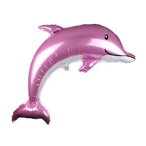 Ballon dauphin en aluminium rose avec finition métallique et sourire mignon sur fond blanc