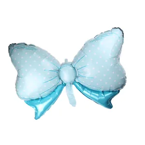 Ballon en aluminium bleu à pois en forme de nœud pour décoration de fête sur fond blanc