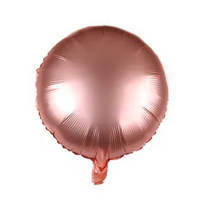 Vue détaillée d'un ballon rond de 18 pouces en aluminium rose doré avec surface métallique