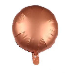 Détail d'un ballon en aluminium or rose montrant la valve et la texture métallique